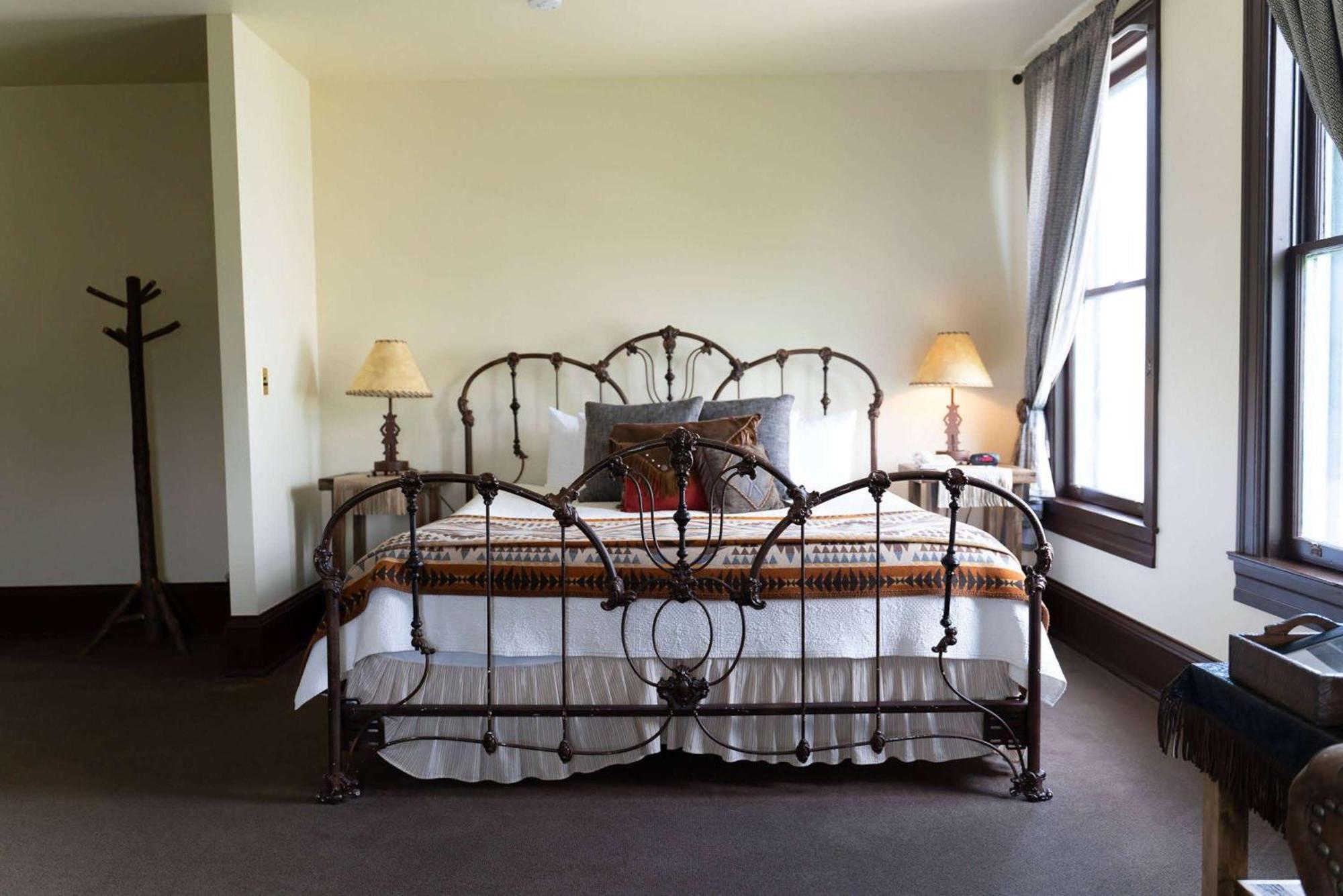 - Western Signature Collection Sheridan